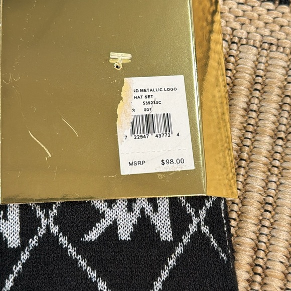 New MICHAEL KORS WOMEN DIAMOND METALLIC MK LOGO SCARF HAT SET BLACK SILVER - Picture 4 of 9